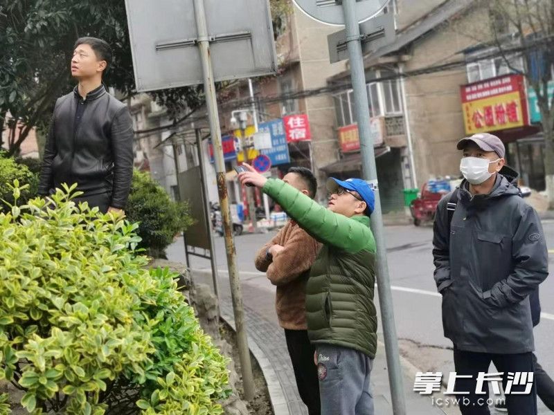 網(wǎng)格志愿者安全巡查發(fā)現(xiàn)隱患,，社區(qū)及時組織處置,。