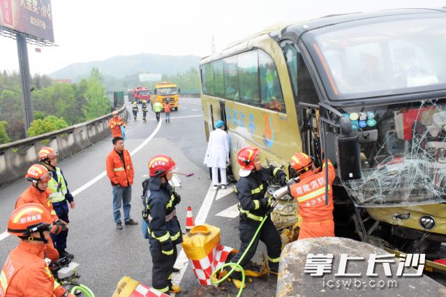 消防員對車頭變形部門進(jìn)行擴張破拆,。