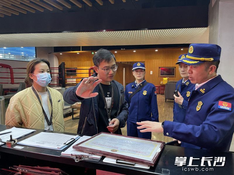 天心區(qū)消防救援大隊對大型商業(yè)綜合體開展為期兩天的“體檢式”消防安全專項檢查,。均為長沙消防供圖