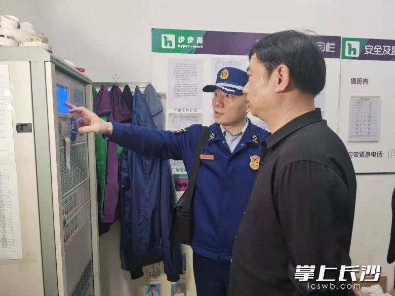 檢查人員檢查消防控制室設施設備運行情況。