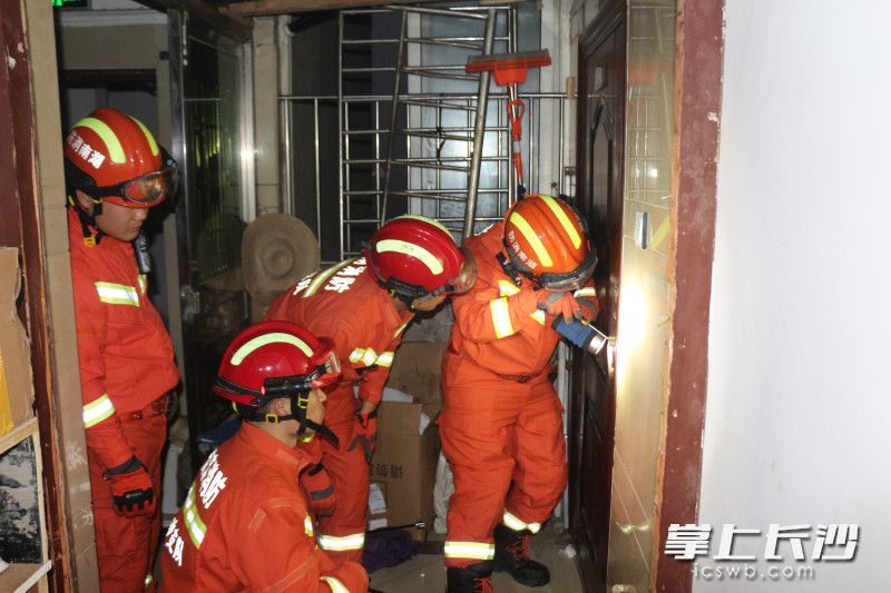 消防員使用破拆工具對(duì)房門進(jìn)行破拆,。均為長(zhǎng)沙晚報(bào)通訊員 胡宇波 供圖