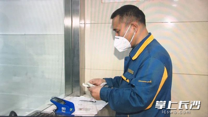 通程麓山大酒店工程部員工戴師傅從第四醫(yī)院退費窗口領(lǐng)到醫(yī)療退費