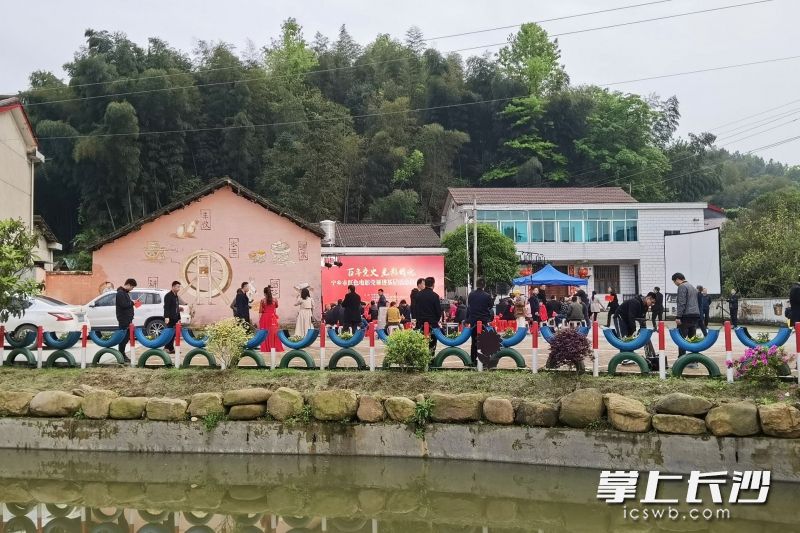 聽說沙皮塘美麗屋場(chǎng)要放映露天電影,，附近的鄉(xiāng)親們?cè)缭缇挖s了過來。長(zhǎng)沙晚報(bào)全媒體記者 張禹 攝