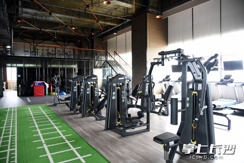 避難層內(nèi),，健身房擺放了不少健身器材,。