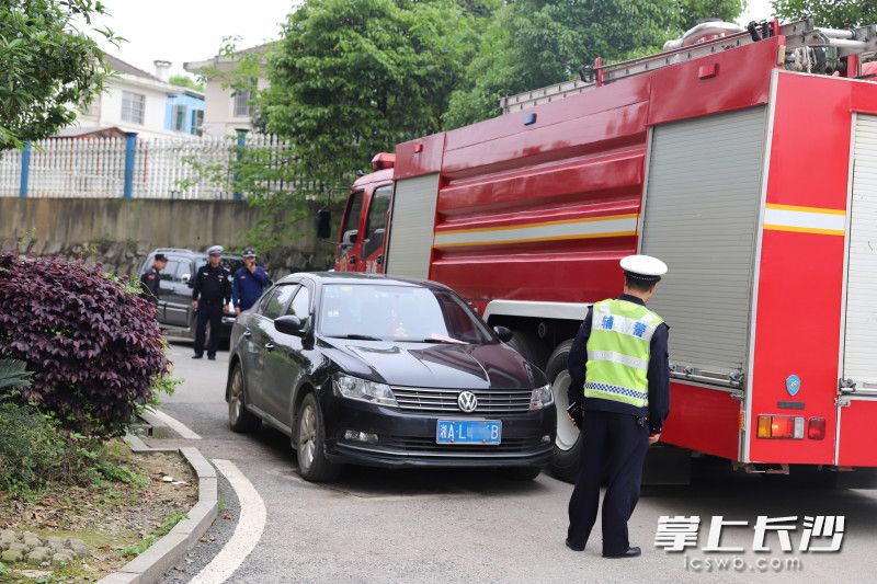 一輛私家車停在消防車轉(zhuǎn)彎半徑內(nèi),，影響消防車通行。