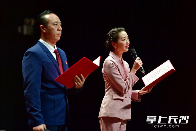 三市機關(guān)黨員干部帶來15個精彩的朗誦節(jié)目,，情到深處,，朗誦者哭腔的運用使廣大觀眾身臨其境。長沙晚報全媒體記者 王志偉 攝