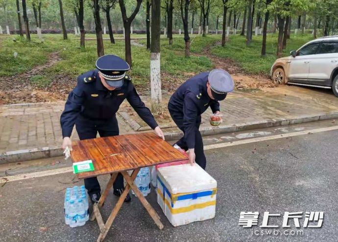 高新區(qū)麓谷中隊在水羊智能制造基地項目周邊開展市容秩序整治。