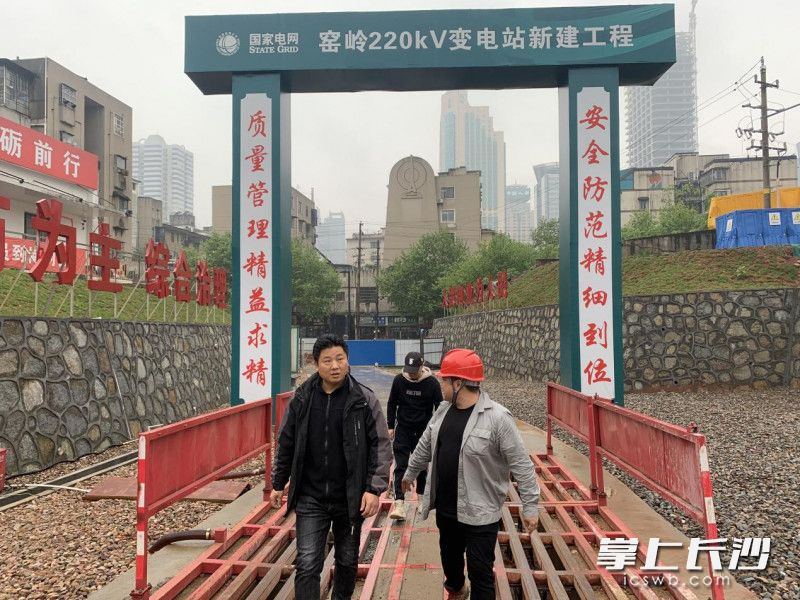 芙蓉區(qū)朝陽街道安委辦組織工作人員對建筑施工場所開展安全檢查。長沙晚報通訊員 周才善 供圖