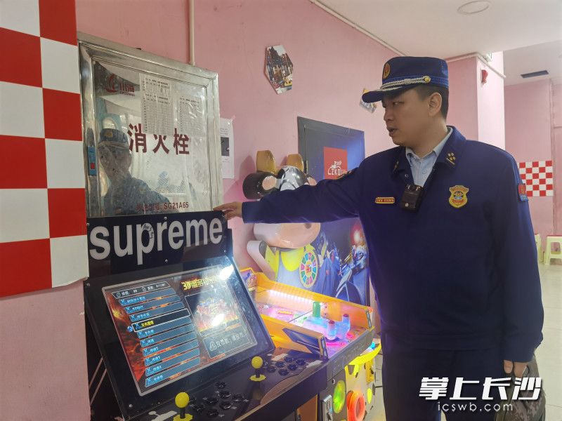 消火栓箱被游戲機(jī)擋住,，一旦發(fā)生火災(zāi)將影響滅火救援。均為長沙晚報通訊員 胡宇波 供圖