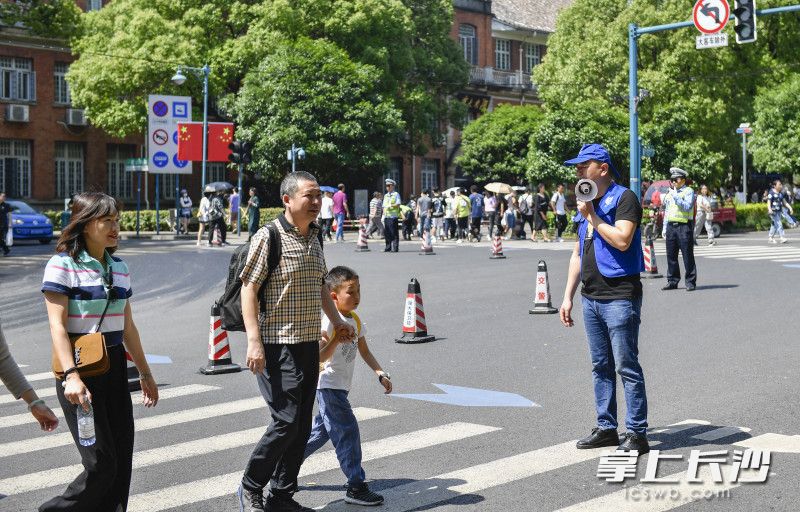 志愿者勸導(dǎo)游客有序通過(guò)馬路,。長(zhǎng)沙晚報(bào)全媒體記者 余劭劼 攝