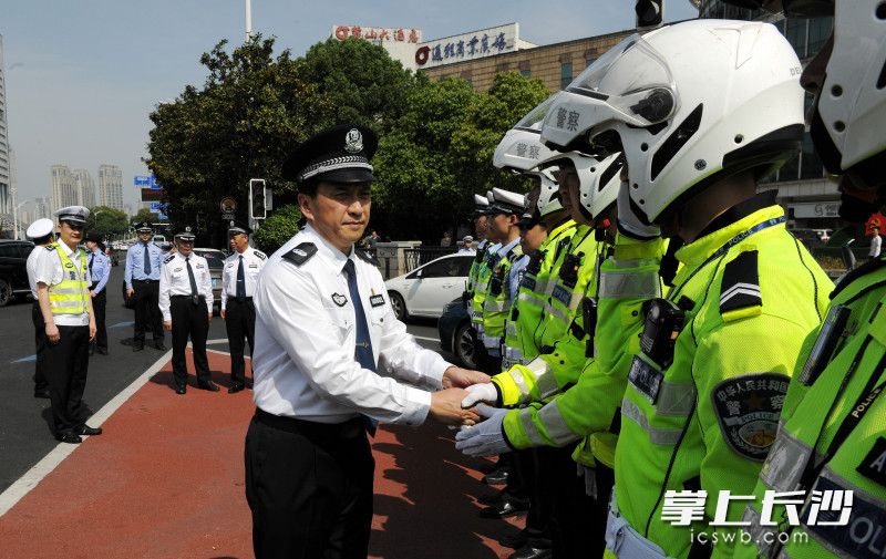 在長沙市公安局交警支隊岳麓大隊楓林廣場執(zhí)勤點,，許顯輝慰問執(zhí)勤民警、輔警,。長沙晚報通訊員 曾斌 攝