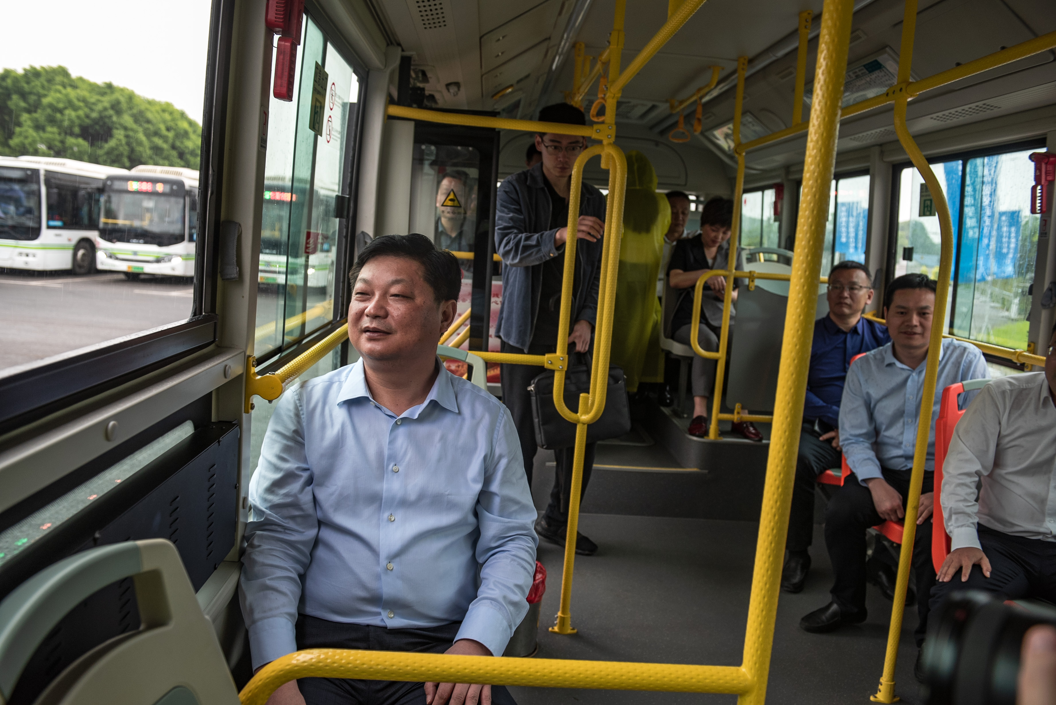 啟動儀式結束后，付旭明與群眾一同坐上了W135公交車,，感受望城公交的舒適與便捷,。 長沙晚報全媒體記者  陳飛 攝
