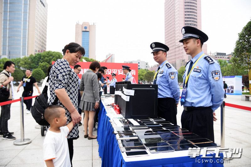 民警現(xiàn)場(chǎng)向群眾宣傳跨境賭博危害,。
