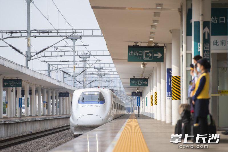 今日上午，“長沙—龍山”旅游專列正式開通,，并進行了首發(fā),。據(jù)悉，“長沙—龍山”旅游專列已于5月8日起售票,，長沙至龍山北全程壓縮至3.5小時,。為體現(xiàn)龍山元素，推介龍山全域旅游,，專列進行龍山特色涂裝,，車內(nèi)布置了龍山美景推介宣傳畫。