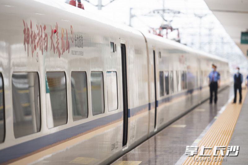 為體現(xiàn)龍山元素，專列進行龍山特色涂裝,，車內(nèi)布置了龍山美景推介宣傳畫,。