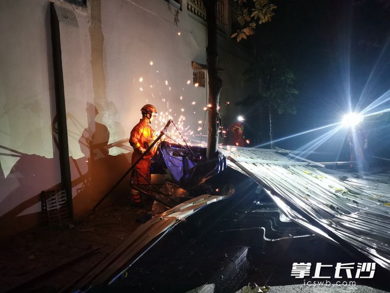 消防員現(xiàn)場切割,、處置雨棚,。長沙晚報(bào)通訊員 唐雄杰 供圖