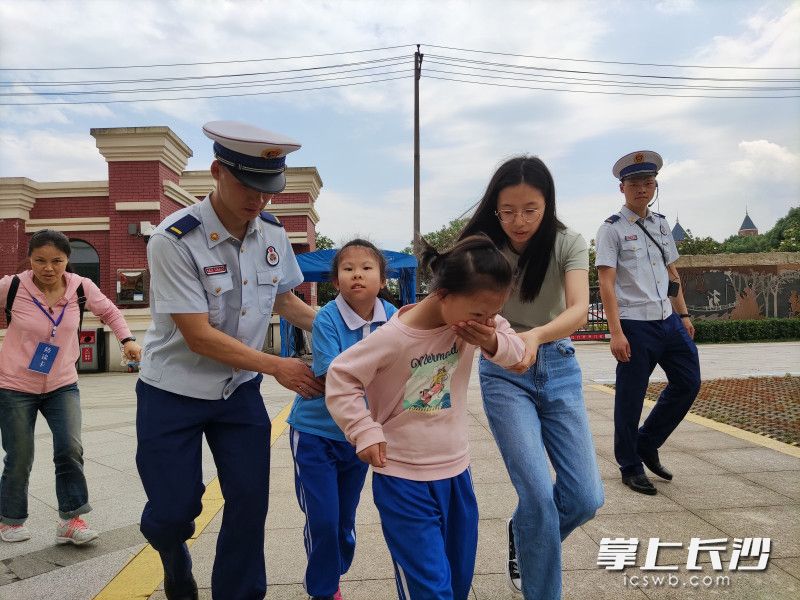 在消防員和老師的指引下，學(xué)生學(xué)習(xí)疏散逃生,。均為長(zhǎng)沙晚報(bào)通訊員 何忠正 供圖
