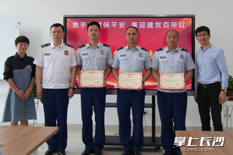 3名消防指戰(zhàn)員受聘學(xué)校校外輔導(dǎo)員,。