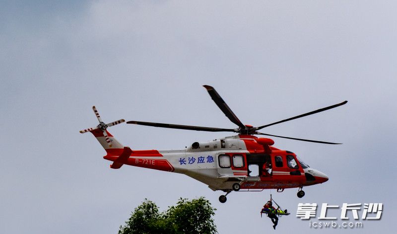 長沙應(yīng)急直升機(jī)高空施救,，幫“傷員”快速進(jìn)行轉(zhuǎn)移,。