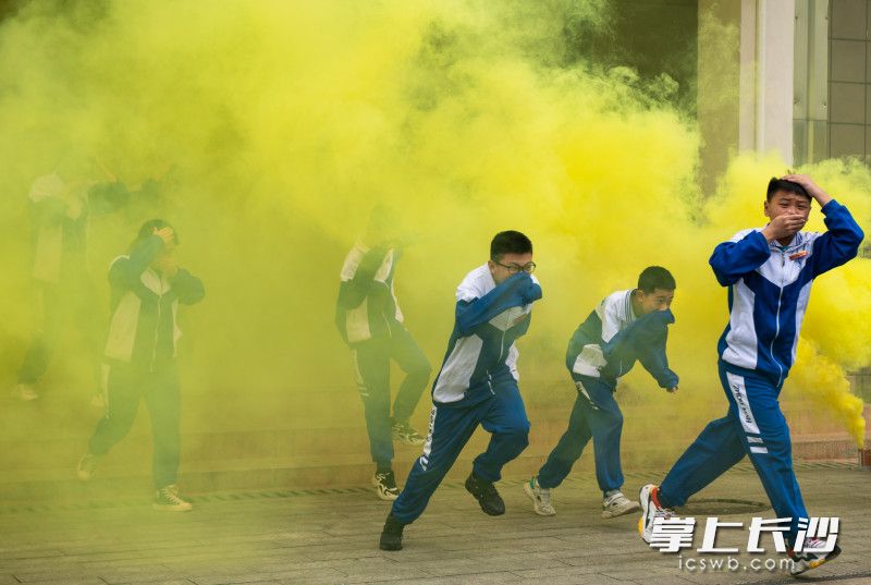 聽到警報(bào)聲，周南望城學(xué)校學(xué)生有序疏散逃生,。      均為長沙晚報(bào)全媒體記者 鄒麟 攝