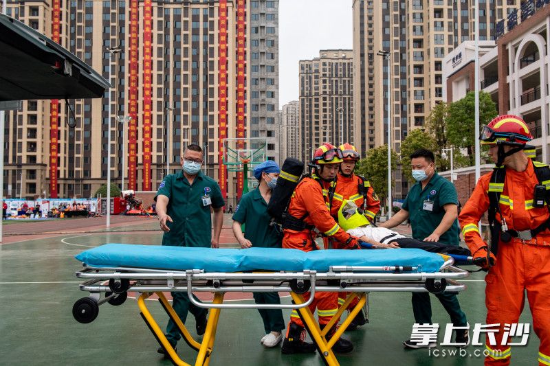 消防員及時(shí)找到“傷員”并快速轉(zhuǎn)移至120急救中心,。