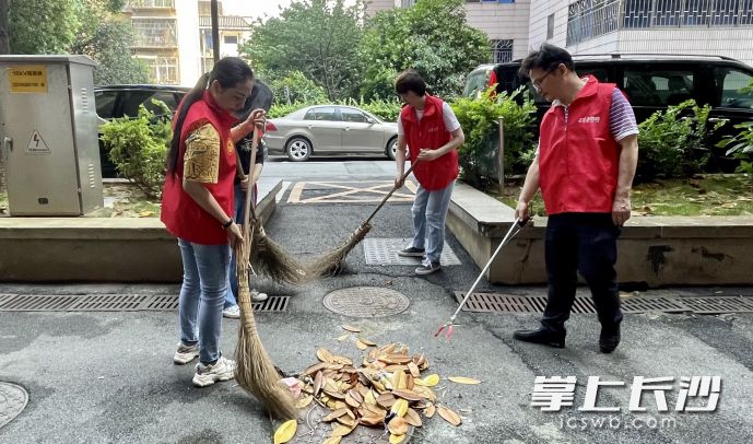 “潔凈家園”創(chuàng)建行動中,，清水塘街道動員街道社區(qū)工作人員,、志愿者,、居民等對小區(qū)開展大掃除。均為長沙晚報全媒體記者 唐朝昭 攝