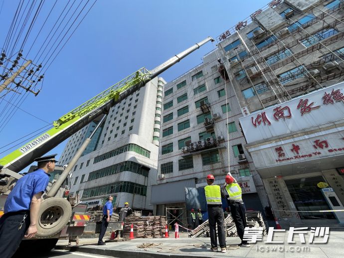 14日上午，湘雅路上,，開福區(qū)城管執(zhí)法人員組織專業(yè)施工隊伍對沿線違規(guī)招牌進(jìn)行拆除,。
