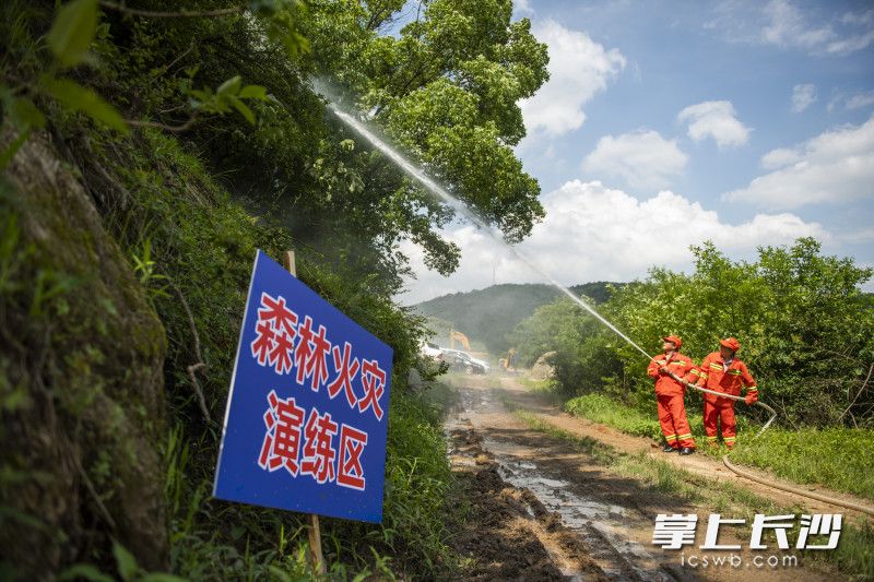 街道森林消防分隊趕赴“森林火災”現(xiàn)場,，撲救“山火”,。