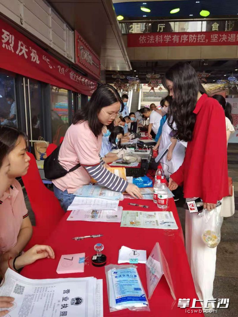 世界計(jì)量日到來(lái)前，長(zhǎng)沙市開展各種計(jì)量惠民活動(dòng),。  全媒體記者 周輝霞 攝