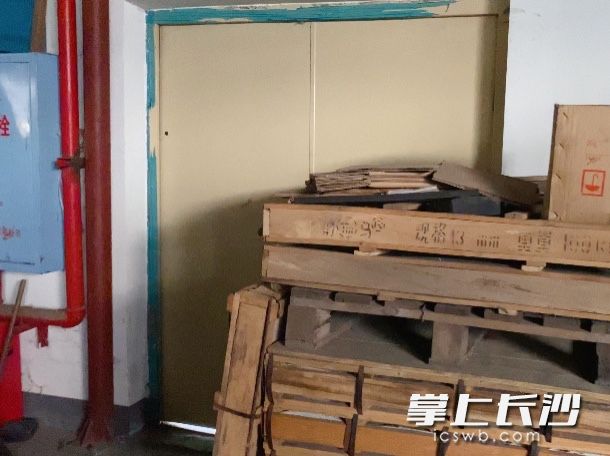 該場(chǎng)所防火門被雜物堵塞,，嚴(yán)重影響消防安全。均為長(zhǎng)沙晚報(bào)通訊員 嵇田利 供圖
