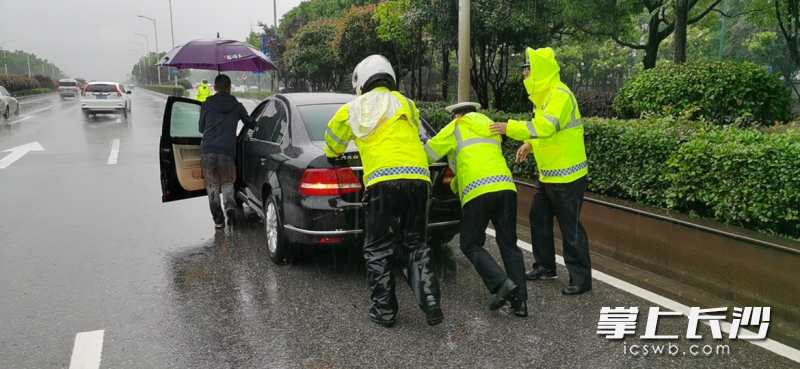 交警合力推車,。
