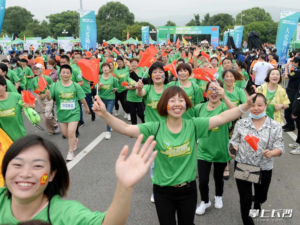 今日,，3000多名綠之韻愛(ài)心志愿者、跑步愛(ài)好者,、熱心市民一起在橘子洲頭為愛(ài)奔跑,，助力貧困母親。長(zhǎng)沙晚報(bào)全媒體記者石禎專 攝