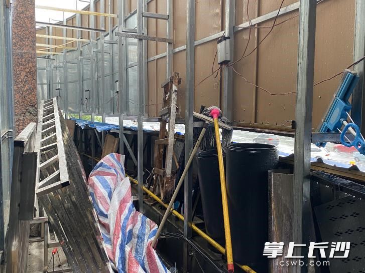云間網(wǎng)咖擅自拆除一個安全出口,。均為長沙晚報通訊員 唐雄杰 供圖