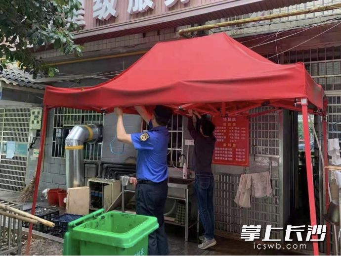 青園城管執(zhí)法中隊(duì)在友誼路沿線整治違章搭棚。均為通訊員 杜治銳 譚巧 供圖
