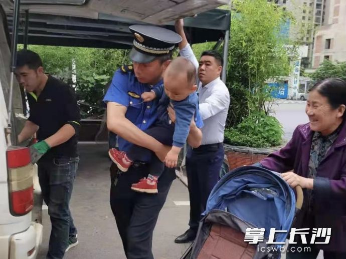 青園城管中隊(duì)城管執(zhí)法隊(duì)員幫助過往群眾。