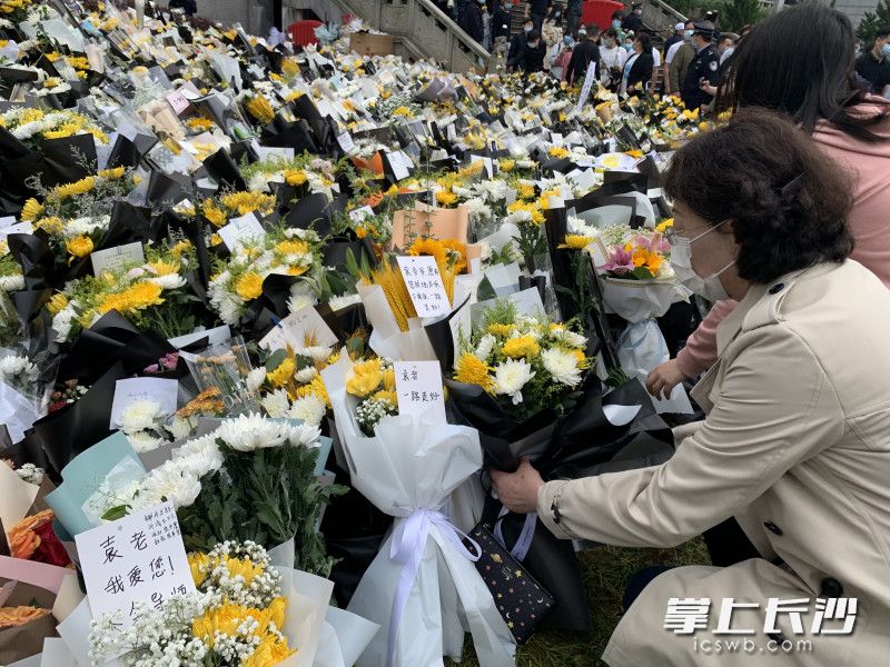 升旗儀式后,，高曉蘇校長(zhǎng)一行代表湘郡師生前往明陽(yáng)山殯儀館送“袁爺爺”遠(yuǎn)行。