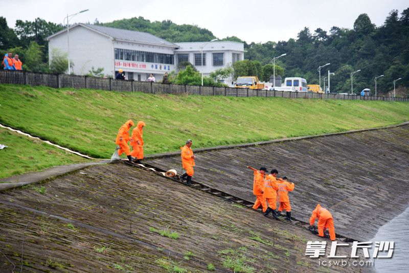參演人員使用排漬車進(jìn)行排水作業(yè)演練。