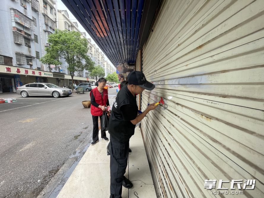 物業(yè)、居民志愿者動(dòng)手鏟除“牛皮癬”,。