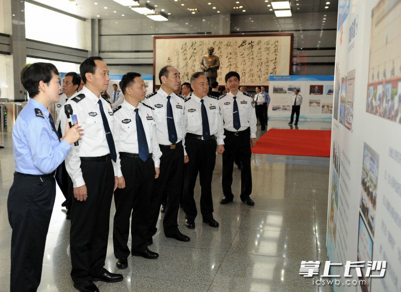 參加開幕式的領(lǐng)導(dǎo)現(xiàn)場觀看成果展。