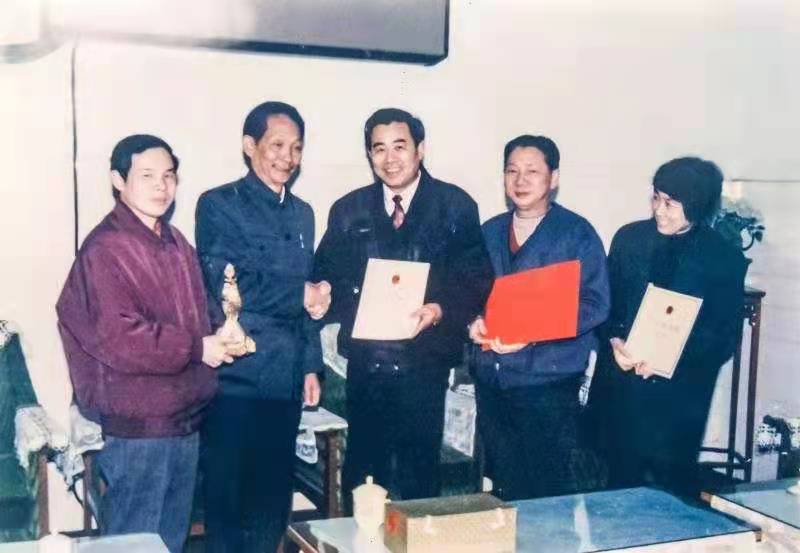 《雜交水稻育種栽培學(xué)》獲得國家圖書獎后,，袁隆平與湖南科技出版社人員合影。