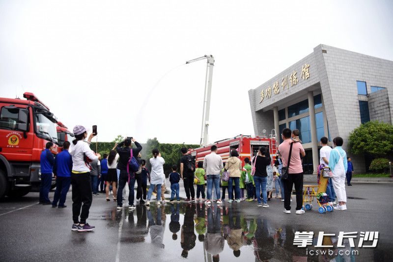 5月30日,，長沙10個消防救援站面向500名小朋友開放,，為他們送上兒童節(jié)消防安全“大禮包”。均為長沙晚報全媒體記者 劉琦 攝