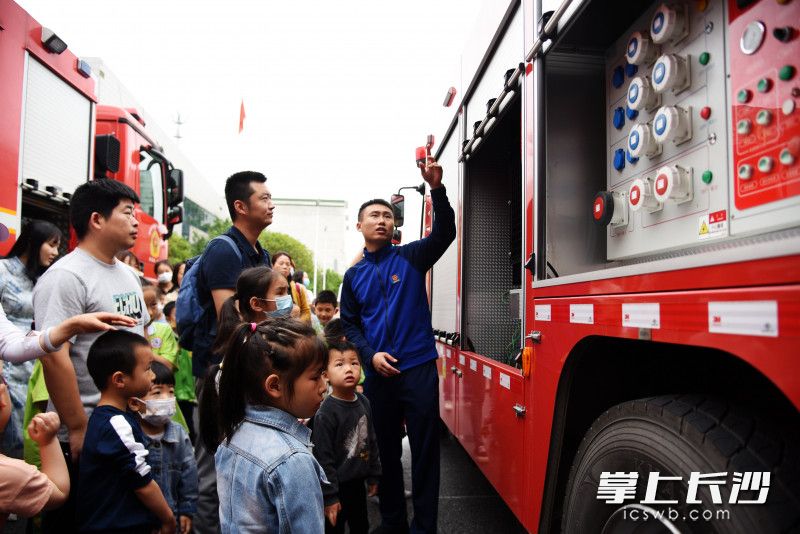 羅家坡消防救援站消防員為家長和消防小學員講解消防車上的裝備,。