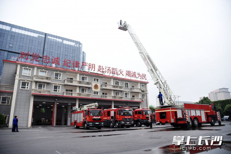 消防員現場演示云梯消防車高樓救援過程,。