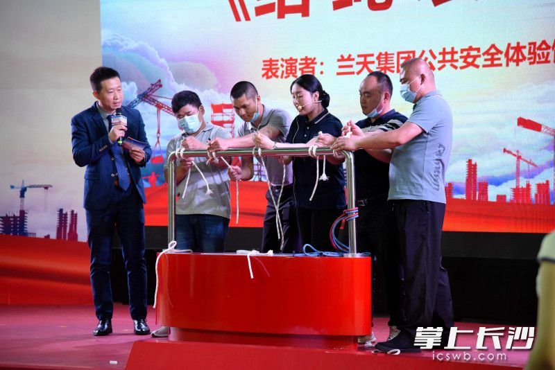 現(xiàn)場(chǎng)，大家學(xué)習(xí)結(jié)繩逃生技巧,。