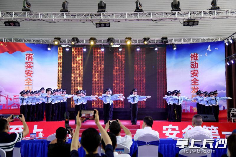 啟動(dòng)儀式現(xiàn)場(chǎng),，小學(xué)生帶來(lái)精彩表演。