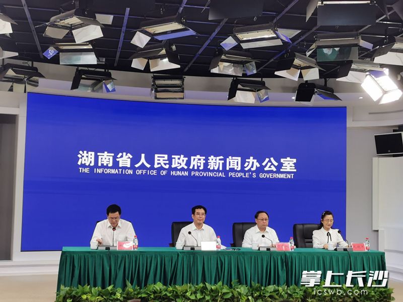 今日,，省司法廳召開(kāi)湖南省行政復(fù)議體制改革新聞發(fā)布會(huì),。長(zhǎng)沙晚報(bào)全媒體記者劉樹(shù)源攝