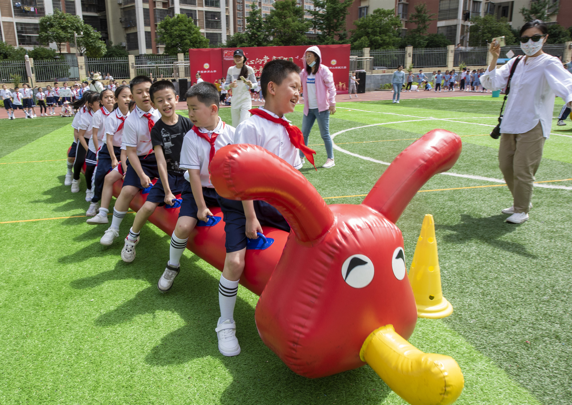 “百舸爭流”項(xiàng)目,，10名同學(xué)坐在象征革命勝利的“小船”上,，齊心協(xié)力開往彼岸。
