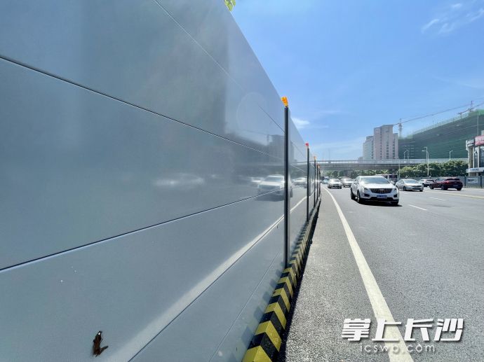 人民東路地鐵6號線芙蓉區(qū)政府站施工現(xiàn)場看到，沿線圍擋已更換為標(biāo)準(zhǔn)的裝備式圍擋,。長沙晚報全媒體記者 唐朝昭 攝