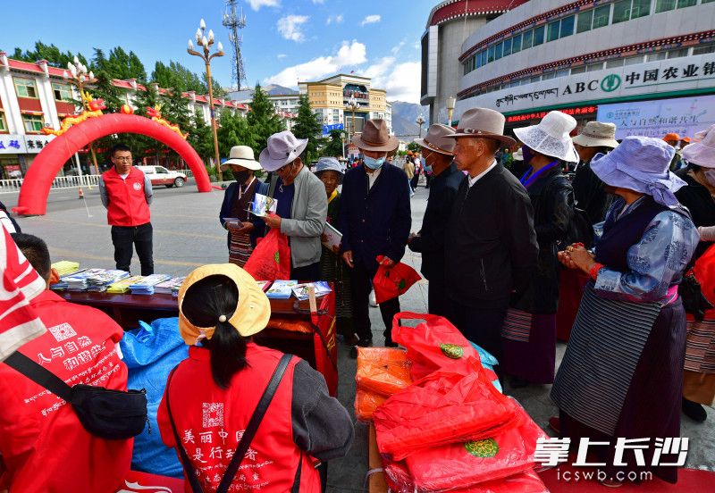 6月5日,，湖南短援隊與山南市生態(tài)環(huán)境局積極組織，共同參與“人與自然和諧共生”主題活動,。  均為長沙晚報全媒體記者 王志偉 攝