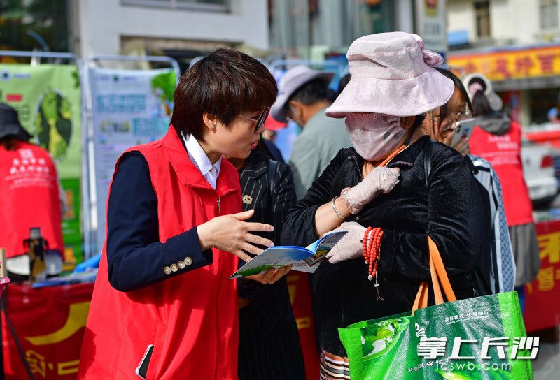 湖南短援隊員頂著烈日為過往群眾宣傳環(huán)保理念并發(fā)放知識手冊,。
